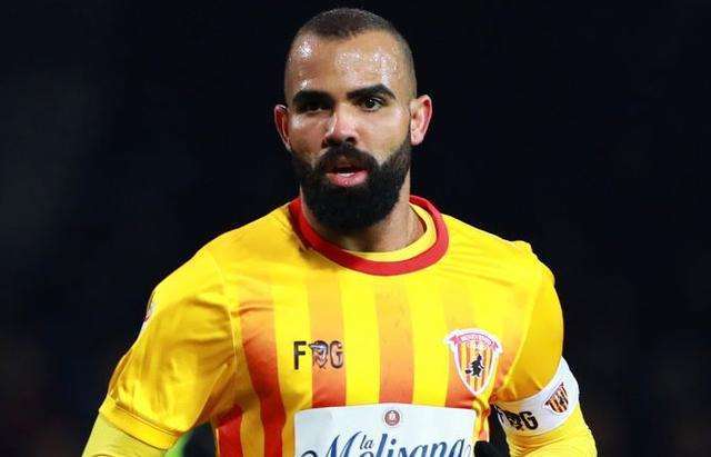 恩菲尔德进攻端火力强劲,欲破西悉尼流浪者防线 恩菲尔德进攻端火力强劲,欲破西悉尼流浪者防线