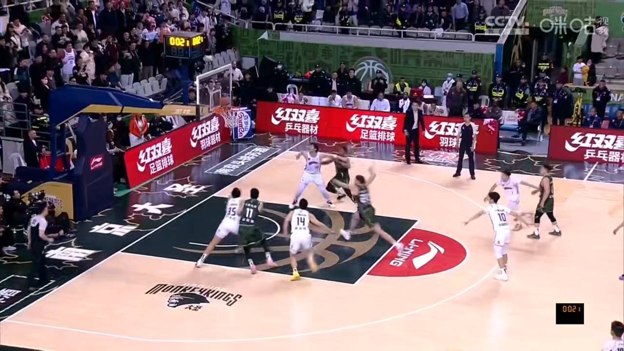 包含凭借一波上海队，CBA季后赛成功爆冷，现场弹幕炸裂的词条