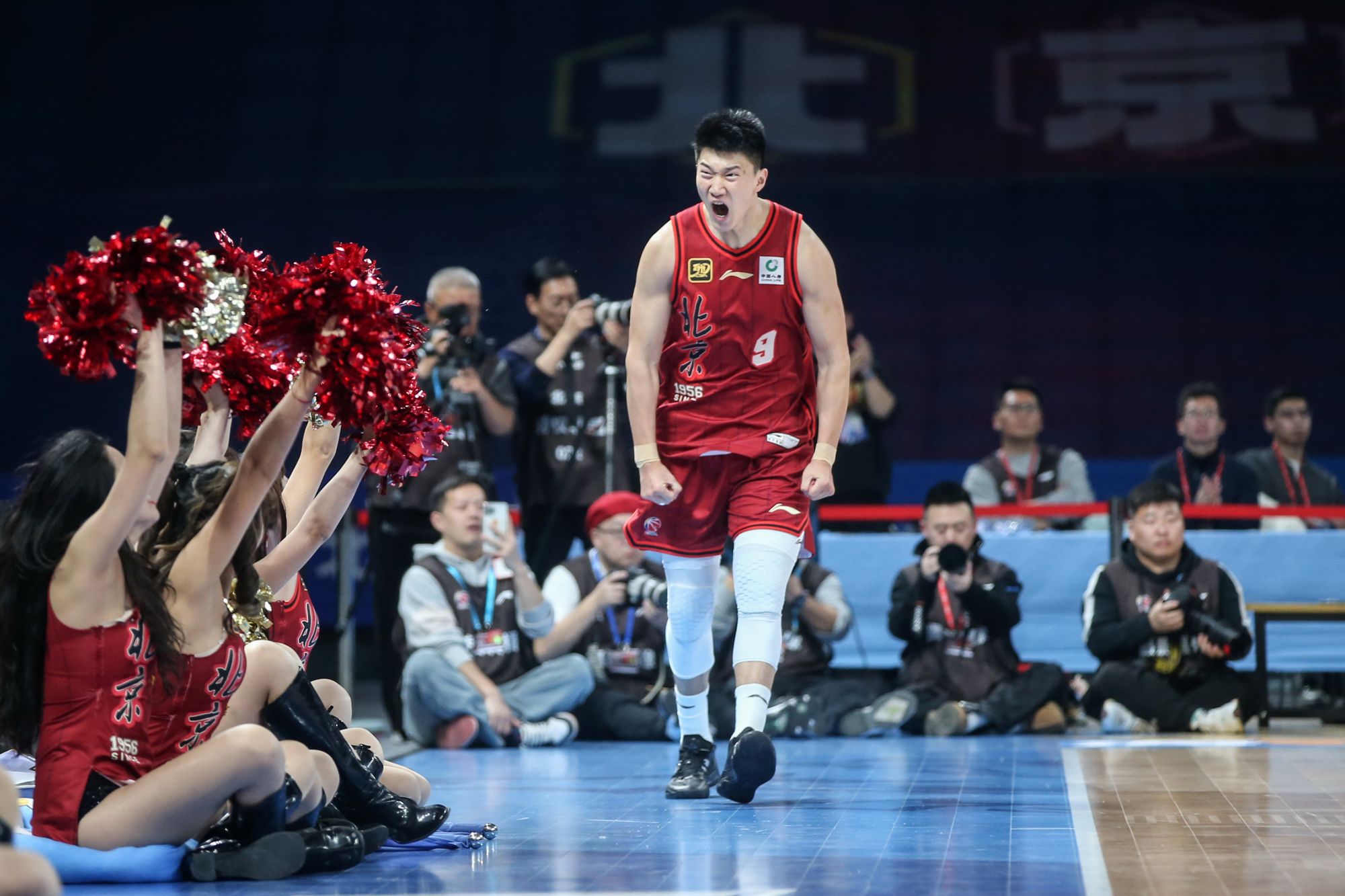 争夺胜利!球员精神抖擞拚尽全力 争夺胜利!球员精神抖擞拚尽全力