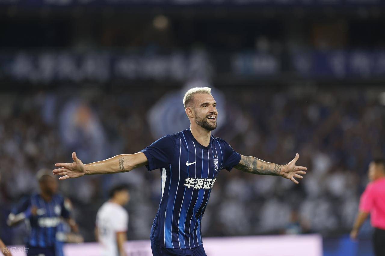 爱游戏亚洲官网-包含重庆斯威客场小胜上海申花，取得关键三分的词条