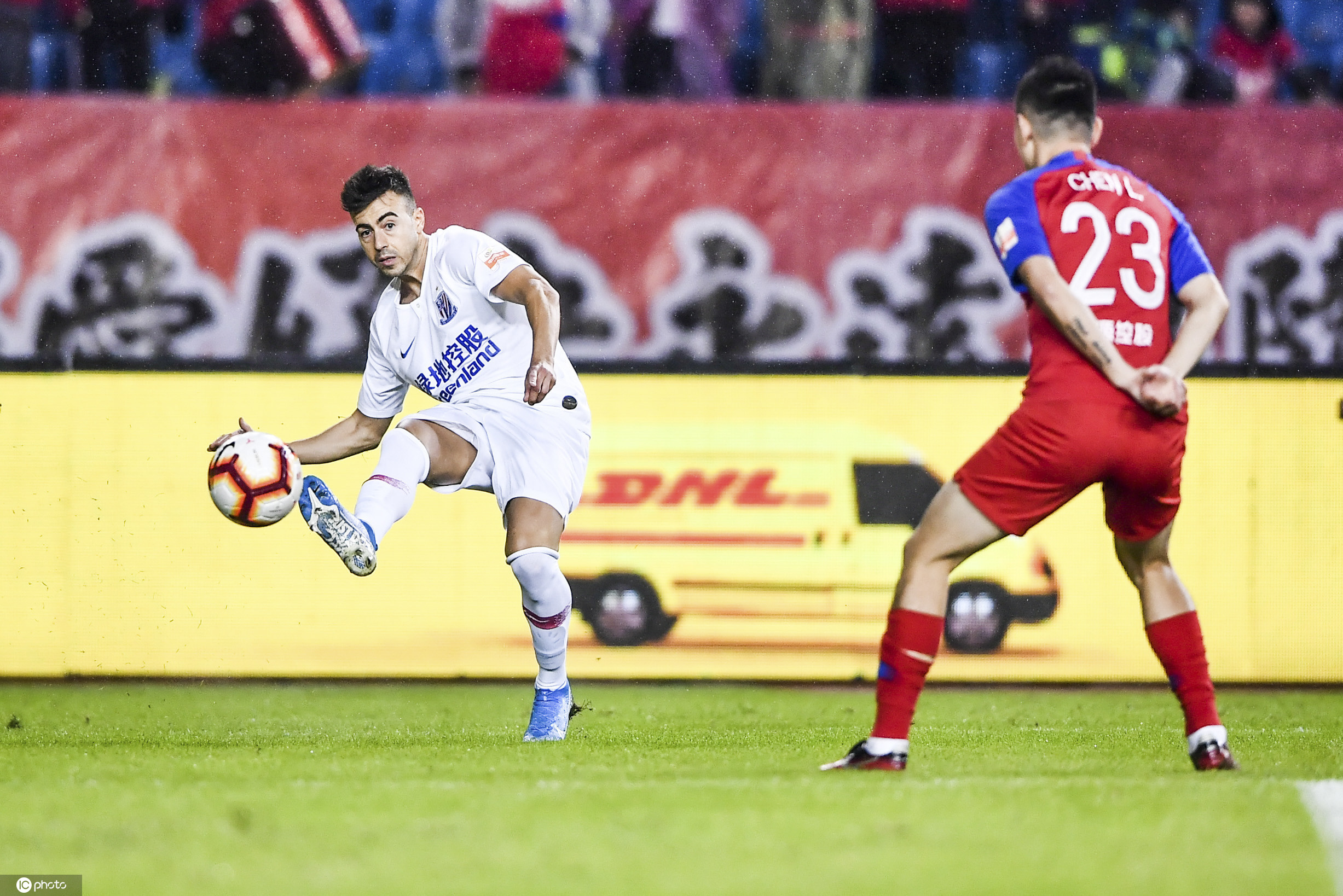 包含重庆斯威客场小胜上海申花，取得关键三分的词条