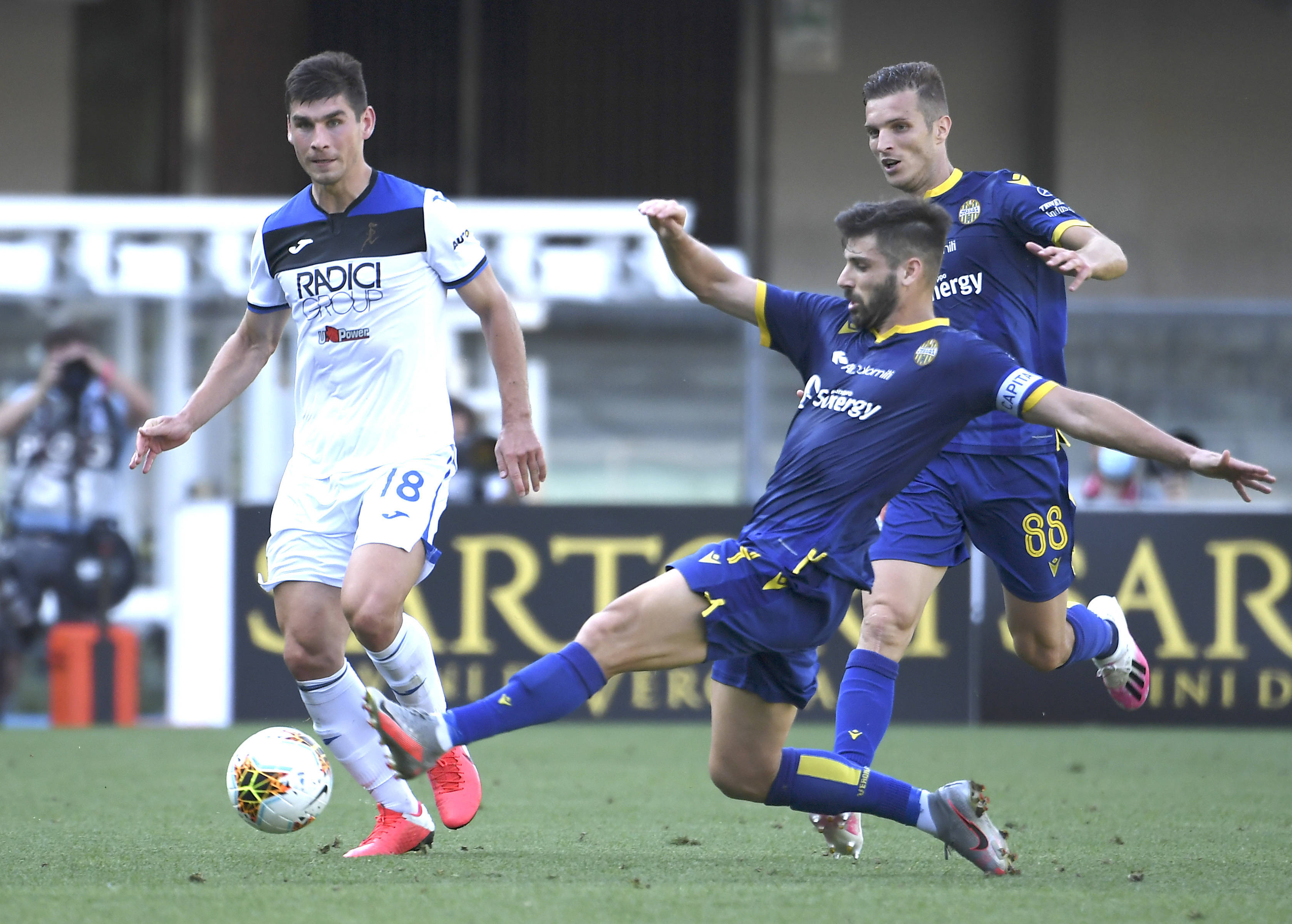 爱游戏app-英格兰队对阵苏格兰队，传统对抗再次上演！