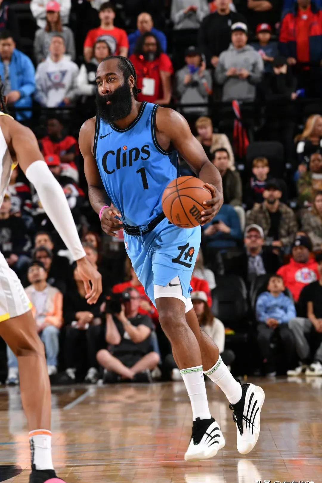 哈登加盟篮网首秀!新团队大胜 哈登加盟篮网首秀!新团队大胜