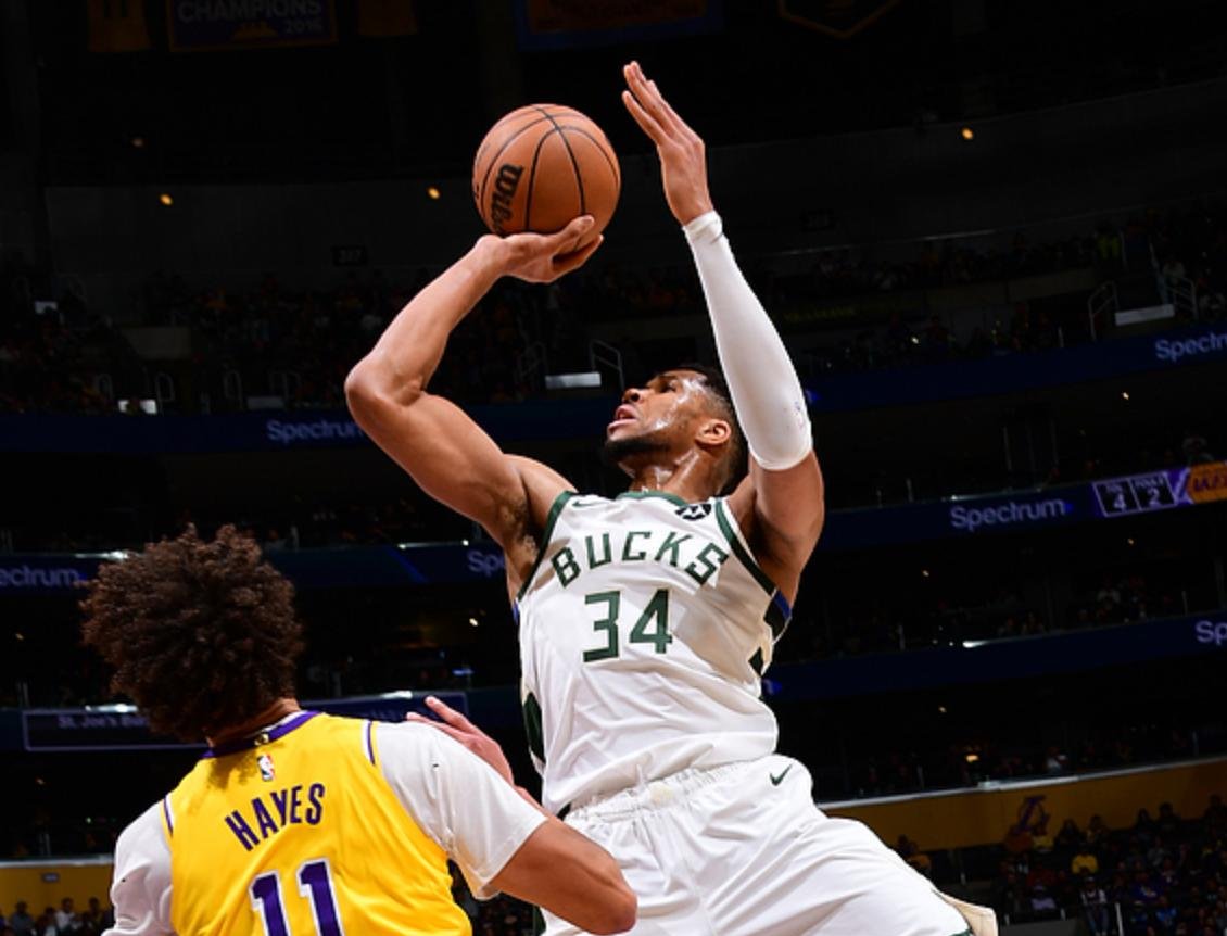 爱游戏官网-湖人擒雄鹿，取得四连胜